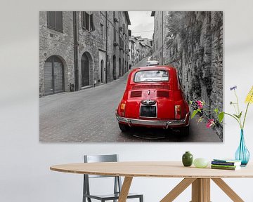 Alter roter Retro-Oldtimer auf einer italienischen Straße von Animaflora PicsStock