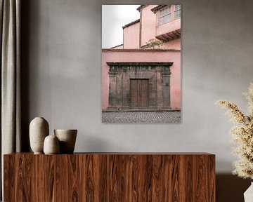 Roze gebouwen Tenerife | Oude bruine deur fotoprint | Spanje reisfotografie van HelloHappylife