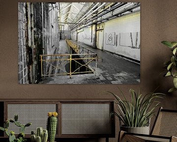 Aabe fabriek Tilburg zwart wit met geel hekwerk. van Blond Beeld