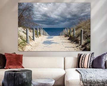 Strandweg an der Ostsee mit Gewitterwolken am Horizont