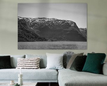 Westkaap in Noorwegen. Fjord en zee met bergen aan de kust van Martin Köbsch