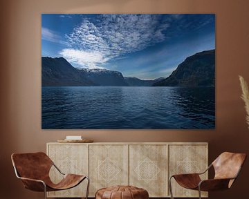 Cap occidental en Norvège. Fjord et mer avec couverture nuageuse et montagnes sur la côte sur Martin Köbsch