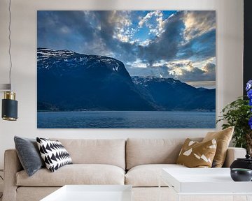 Westkaap in Noorwegen. Fjord en zee met wolken en bergen aan de kust van Martin Köbsch