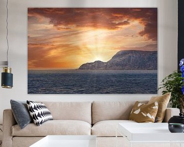 Westkap in Norwegen. Fjord und Meer mit Sonnenuntergang und Bergen an der Küste von Martin Köbsch