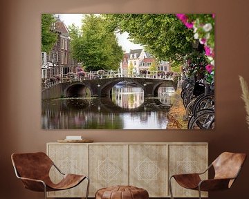 Mooi doorkijkje over het Rapenburg in Leiden in zomerse sfeer