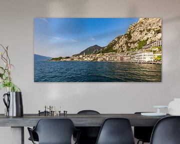 Vue panoramique de Limone sul Garda sur le lac de Garde sur Werner Dieterich