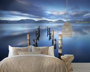 Overblijfselen van houten pier. Meer Massaciuccoli