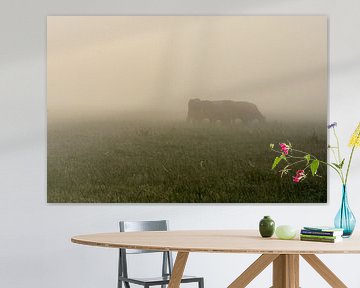 Een sillhouet van een koe in de mist van Willie Kamminga