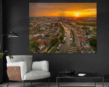 Canal Thorbeckgracht à Zwolle lors d'un coucher de soleil en été sur Sjoerd van der Wal Photographie