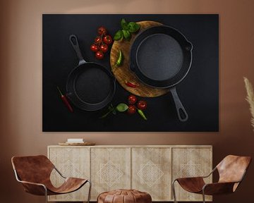 Gietijzeren pan en tomaten, cast iron pan with tomatoes van Corrine Ponsen