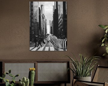 Zebra in NYC - Surrealistische foto collage van wilde dieren - Geïnspireerd door Inge Morath van Dagmar Pels