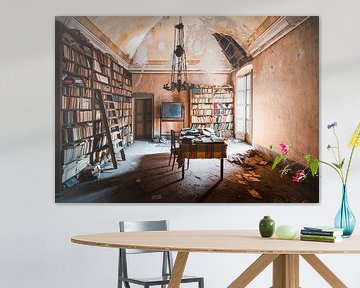 Verlaten Bibliotheek in Italiaanse Villa. van Roman Robroek