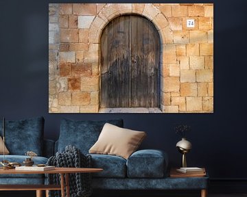Oude houten poort in bakstenen muur
