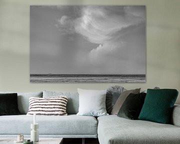 Fischerboot auf dem Wattenmeer und eine schöne Wolkenlandschaft