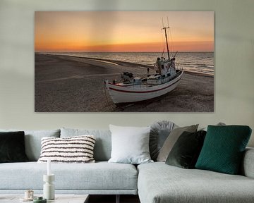 Visserboten op het Deense strand bij zonsondergang. van Menno Schaefer