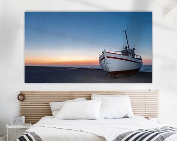 Bateaux de pêche sur la plage danoise au coucher du soleil. sur Menno Schaefer