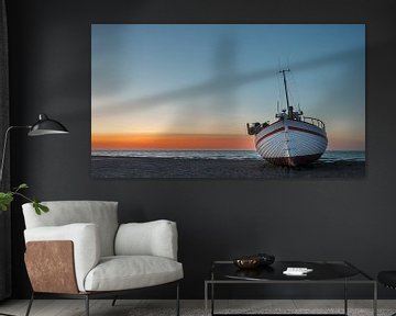 Bateaux de pêche sur la plage danoise au coucher du soleil.