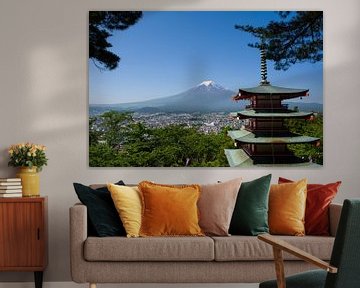 Ein Ikonisches Foto des Mount Fuji mit dem Roten Tempel an einem Strahlenden Mai-Tag von Dave Denissen