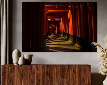 Une Photo Nocturne Rêveuse des Portes Torii Rouges à Fushimi Inari, Kyoto, Japon sur Dave Denissen