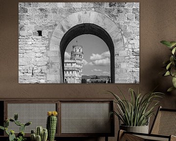 Zicht op de Scheve Toren van Pisa vanaf de stadspoort in zwart-wit van Animaflora PicsStock