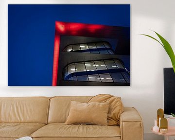 Modern gebouw in blauw en rood van Werner Lerooy