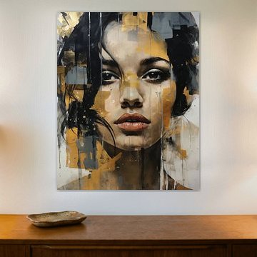 Portrait de style collage avec accents dorés sur Carla Van Iersel