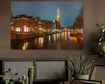 Amsterdam Prinsengracht met de Westerkerktoren bij nacht