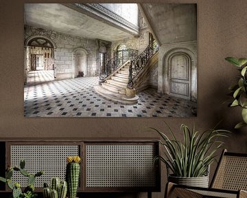 Wirbelnde Treppe in einem verlassenen Schloss. von Roman Robroek – Fotos verlassener Gebäude