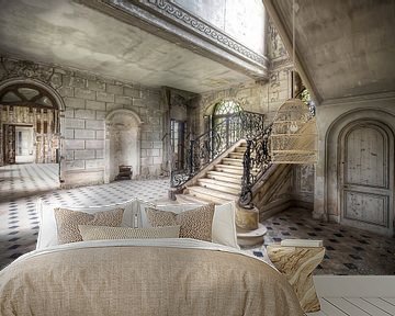 Wervelende Trap in Verlaten Kasteel. van Roman Robroek - Foto's van Verlaten Gebouwen