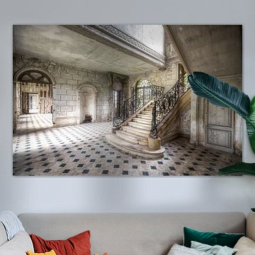 Wervelende Trap in Verlaten Kasteel. van Roman Robroek - Foto's van Verlaten Gebouwen