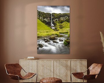 Waterval in een riviertje in IJsland met lange belichting