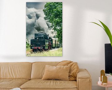 Vieux train à vapeur avec beaucoup de fumée sortant de la cheminée sur Sjoerd van der Wal Photographie