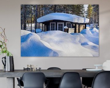 Landschap met sneeuw en houten hut in de winter in Kuusamo, Finnl