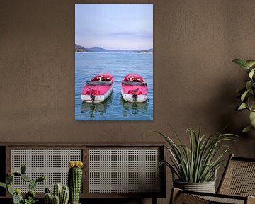 Bateaux rouges sur le lac Wörthersee près de Velden sur Sander Groenendijk