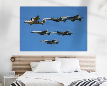 Formatie van E-2D Hawkeye en 5 F/A-18 Super Hornets.