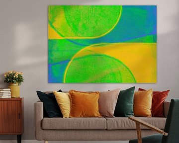 Lumineux Mid Century Bauhaus Forms Pomme sur FRESH Fine Art