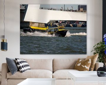 De watertaxi's in actie voor de Erasmusbrug Rotterdam van scheepskijkerhavenfotografie