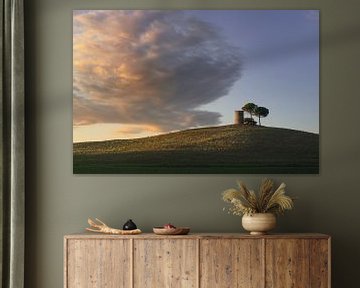 De oude windmolen op de top van de heuvel. Bibbona, Toscane van Stefano Orazzini