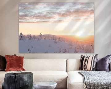 Eerste zonlicht over de bergtoppen | reisfotografie print | Ruka, Lapland, Finland van Kimberley Jekel