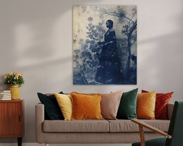 Vintage print in blauw van een vrouw in een tropisch landschap van Studio Allee