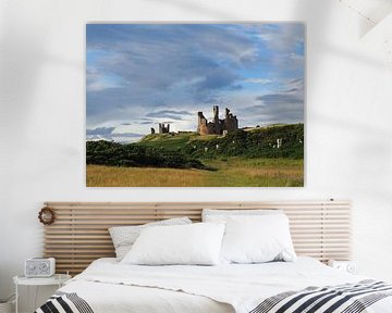 Dunstanburgh Castle  met grijze wolken van Annie Lausberg-Pater