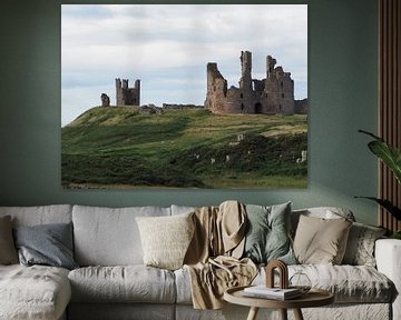 Dunstanburgh Castle met witte wolken van Annie Lausberg-Pater