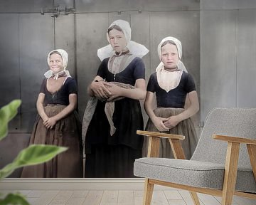 Drie Zeeuwse meisjes in lokale dracht van Walcheren (portret uit 1925) van Affect Fotografie