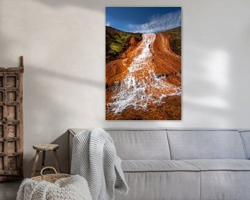 De rode waterval in landmannalaugar