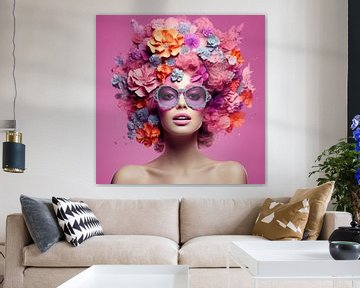 Hele mooie vrouw bedekt met tropische bloemen in hi fashion stijl van Art Bizarre