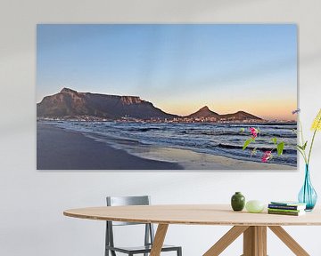 De Tafelberg in Kaapstad, Zuid-Afrika bij zonsopgang van Werner Lehmann