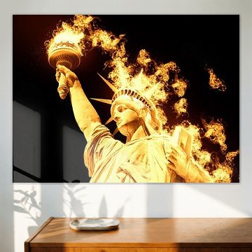  Freiheitsstatue mit brennendem Feuer isoliert auf schwarzem Hintergrund