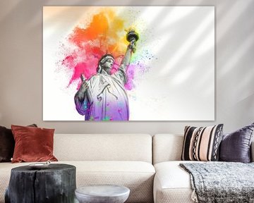 Vrijheidsbeeld met kleurrijke regenboog holi verf poeder explosie geïsoleerd op witte achtergrond van Maria Kray