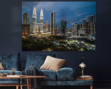 De skyline van Kuala Lumpur met de 2 Petronas Twin Towers links in beeld. van Claudio Duarte