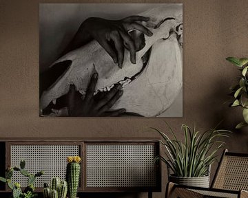 Georgia O’Keeffe – Hands and Horse Skull (1931) by Alfred Stieglitz. von Peter Balan